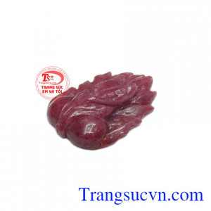 Mặt ruby hồ ly thích hợp bọc vàng để làm mặt dây nhằm tăng thêm giá trị cho sản phẩm.
