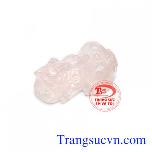 Tỳ hưu thạch anh hồng thịnh vượng là sản phẩm thạch anh hồng thiên nhiên được nhiều người ưa thích làm mặt nhẫn, mặt dây chuyền bọc vàng