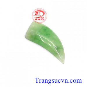 Mặt ngọc cẩm thạch bình an chứa nguồn năng lượng dồi dào, có tác dụng giải trừ tà khí, chiêu tài lộc, mang lại bình an và may mắn cho người đeo