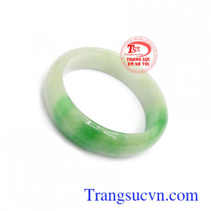 Vòng ngọc phỉ thúy cát khí đeo đẹp, hợp phong thủy, ngọc phỉ thúy có tác dụng chiêu tài lộc, công danh, mang may mắn và bình an cho người đeo