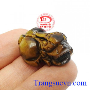 Bên ngoài đá mắt hổ đã tự tỏa ra một lớp sáng lụa giữ phúc khí cho chủ nhân