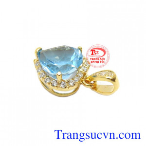 Sản phẩm là sự kết hợp hài hòa giữa đá topaz thiên nhiên và vàng tây 14k bền đẹp.