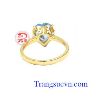 Sản phẩm là sự kết hợp hài hòa giữa màu xanh lơ của đá topaz thiên nhiên và vàng màu 14k.