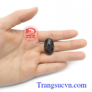 Thạch anh tóc đen thiên nhiên là viên đá hộ thân mạnh mẽ giúp bạn phòng tránh vẩn khí và sự quấy nhiễu của các hư khí xung quanh