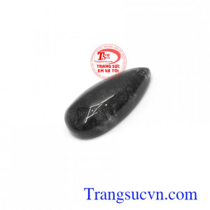 Người thường xuyên mang bên mình đá thạch anh tóc đen sẽ giúp mang đến vận may, tài lộc và sự bình an