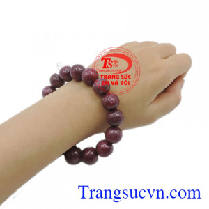 Chuỗi tay ruby thiên nhiên may mắn là sự kết hợp của 21 viên ruby thiên nhiên màu đỏ tím sẫm.