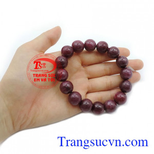 Chuỗi ruby gọn nhẹ, rất tiện dụng và phù hợp với nhiều trang phục.