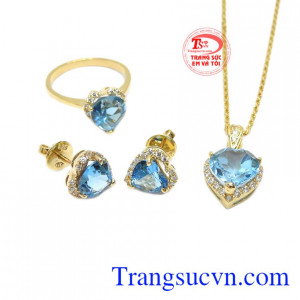 Sản phẩm có thể kết hợp cùng nhiều trang phục khác nhau. 