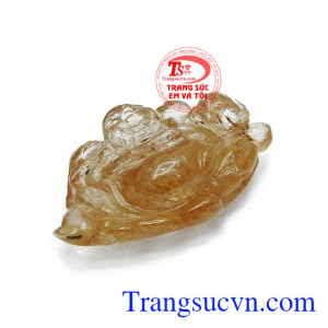 Phật di lặc được chế tác từ đá thạch anh tóc vàng sẽ rất phù hợp với người mệnh kim, mệnh thổ vì thế những người mệnh này nên mang theo người như vật hộ mệnh