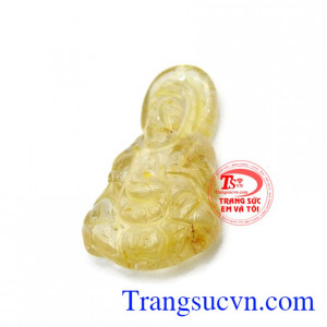 Mặt dây mặt bà quan âm được chế tác từ đá thạch anh tóc vàng làm tăng khả năng ổn định tâm lý, giữ cho tâm hồn luôn yêu đời.