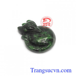 Mặt Hồ ly phỉ thúy may mắn trong phong thủy hồ ly là biểu tượng cho sắc đẹp, sự khôn khéo và quyền lực, mang hồ ly bên người giúp may mắn trong đường tình duyên, khôn khéo trong giao tiếp, củng cố quyền lực, chiêu tài lộc, phú quý cho người đeo