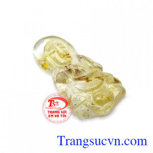 Thạch anh tóc vàng chứa nguồn năng lượng rất lớn, chúng giúp người đeo hấp thụ được phúc khí từ loại đá này