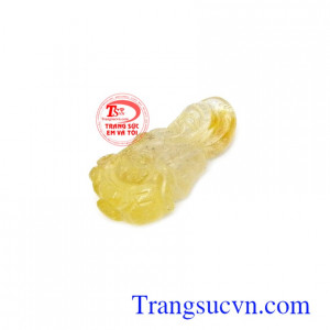 Mọi người thường đeo mặt dây chuyền Phật bà với ước muốn để cầu bình an, loại trừ các điều rủi ro, đau khổ, thể hiện lòng thành kính hướng phật