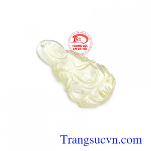 Mặt Phật bà thạch anh tóc bình an tượng trưng cho sự may mắn, lạc quan, vui vẻ và loại bỏ điềm xui cho người đeo