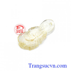 Mọi người thượng đeo mặt Phật bà với ước muốn để cầu bình an, loại trừ các điều rủi ro, đau khổ, thể hiện lòng thành kính hướng phật