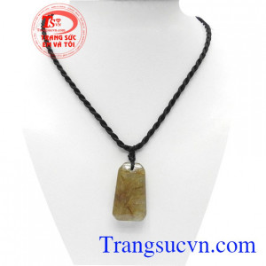 Mặt dây thạch anh tóc hưng thịnh là được chế tác từ đá thạch anh thiên nhiên, là tinh hoa từ thiên nhiên ban tặng