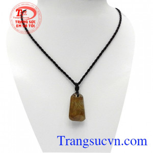 Mặt dây thạch anh tóc tài lộc là sản phẩm mặt dây chuyền được các bạn nam ưa thích, sản phẩm có thể bọc vàng để đeo cùng dây chuyền vàng