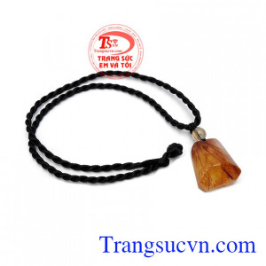 Mặt dây thạch anh tóc dễ dàng kết hợp với các trang phục quần áo