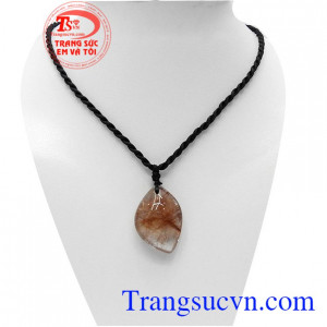 Mặt dây thạch anh tóc cá tính là sản phẩm thạch anh tóc thiên nhiên mang lại nhiều may mắn, sức khỏe cho người đeo