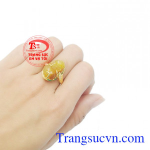 Nhẫn nữ tỳ hưu tài lộc 10k được gắn đá thạch anh tóc thiên nhiên