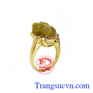 Nhẫn nữ tỳ hưu phát lộc là sản phẩm được chế tác từ đá thạch anh tự nhiên, được chạm khắc tinh tế, sắc nét
