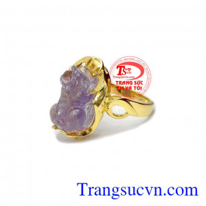 Thạch anh tím giúp giảm căng thẳng, mệt mỏi, chứng mất ngủ và đem lại nhiều may mắn cho người đeo