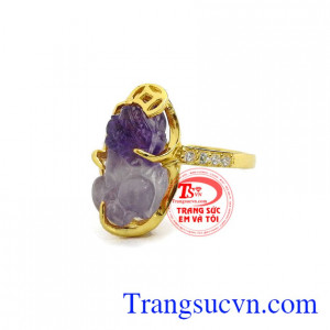 Nhẫn nữ tỳ hưu chiêu lộc là sản phẩm được chế tác từ vàng 10k ôm viền xung quanh tỳ hưu