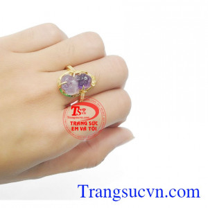 Nhẫn nữ tỳ hưu chiêu lộc là sản phẩm đá thạch anh tím thiên nhiên
