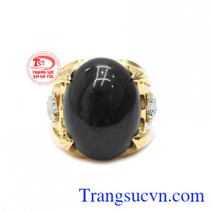 Nhẫn nam sapphire rồng vàng được chế tác từ vàng 18k và đá sapphire thiên nhiên.