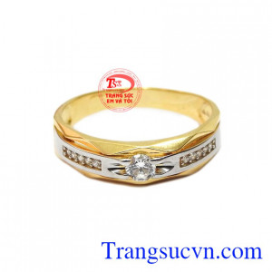 Nhẫn nam tinh tế 18k được thiết kế với kiểu dáng hợp thời trang và nhỏ gọn. 