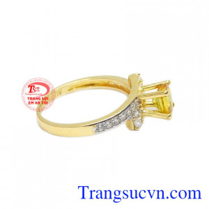 Sapphire vàng thiên nhiên gắn liền với sự giàu sang, thịnh vượng và phú quý.