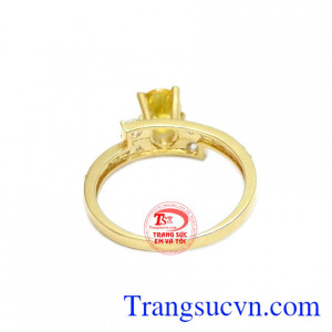 Nhẫn nữ sapphire vàng tinh tế được kết hợp từ vàng tây 18k và sapphire vàng thiên nhiên.