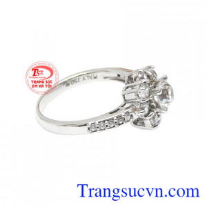 Sản phẩm chế tác từ vàng trắng 18k bền đẹp giúp các chị em thoải mái và tự tin khi sử dụng.