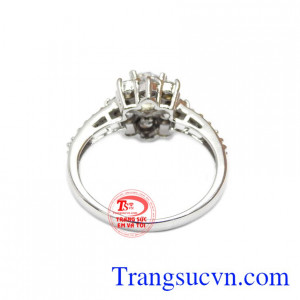 Với thiết kế này, bạn có thể phối hợp với nhiều kiểu trang phục khác nhau. 