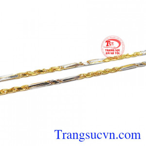 Sản phẩm là sự kết hợp giữa vàng trắng và vàng màu tạo giúp cho sản phẩm thêm ấn tượng hơn.