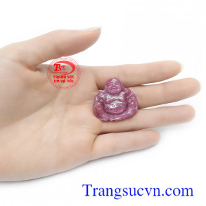 Mặt Di lặc ruby an nhiên màu sắc tươi sáng, chất lượng đá đảm bảo, có giấy kiểm định đá quý kèm theo