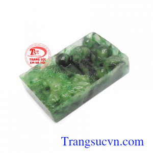 Việc sử dụng mặt ngọc chạm rồng có nhiều lợi ích như giúp tăng cường sức đề kháng, tăng vận may trong tình duyên và cuộc sống