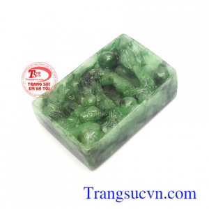 Rồng là loại linh vật linh thiêng biểu trưng cho năng lượng của đất trời, việc sử dụng mặt ngọc chạm rồng có nhiều lợi ích như giúp tăng cường sức đề kháng, tăng vận may, chiêu tài lộc, bình an cho người đeo