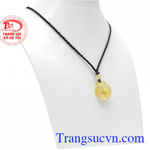 Thạch anh vàng là loại đá có năng lượng lớn nhất trong dòng họ nhà thạch anh nên vì thế nó tỏa ra nguồn năng lượng cho người đeo