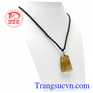 Những người đang gặp trắc trở trong chuyện tình cảm thường mang theo mình đá thạch anh tóc vàng để đường tình duyên được thuận lợi