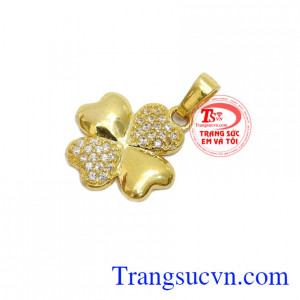 Mặt dây cỏ 4 lá đẹp được thiết kế đẹp, thanh lịch mang ý nghĩa may mắn cho người đeo