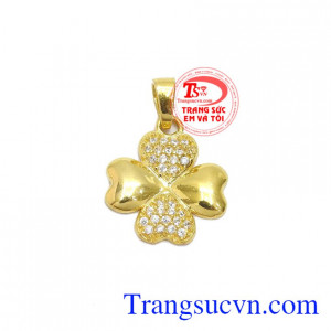 Mặt dây cỏ 4 lá đẹp là sản phẩm đẹp được các bạn gái yêu thích đeo kết hợp với dây chuyền vàng xinh xắn