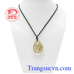 Mặt đá thạch anh vàng tinh khiết được đánh giá dựa trên tiêu chuẩn độ trong, hạt càng trong, càng ít tạp chất thì giá trị càng cao