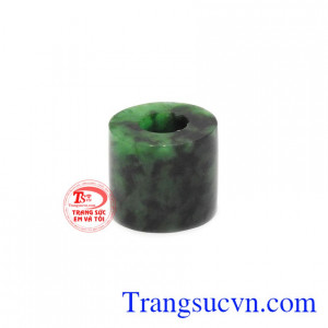 Mặt dây trụ cẩm thạch bình an hợp phong thủy mang đến cho người dùng vận may, tài lộc và thịnh vượng.