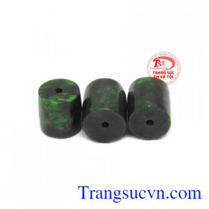 Ngọc cẩm thạch mang tới sự bình an, may mắn và thịnh vượng cho ai sử dụng thường xuyên.