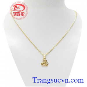 Bộ dây chuyền cỏ 3 lá xinh xắn là sản phẩm vàng tây 10k đẹp xinh xắn, là món quà ý nghĩa dành tặng bạn gái trong các dịp sinh nhật, ngày lễ
