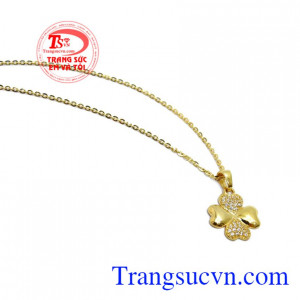 Mặt dây cỏ 4 lá đẹp là sản phẩm đẹp được các bạn gái yêu thích đeo kết hợp với dây chuyền vàng xinh xắn