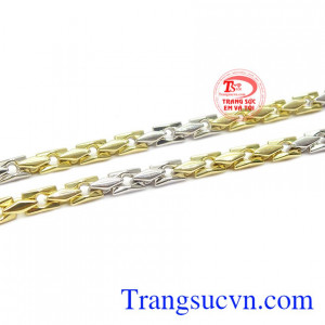 Sản phẩm kết hợp vàng màu và vàng trắng tạo nên sự độc đáo cho sản phẩm.