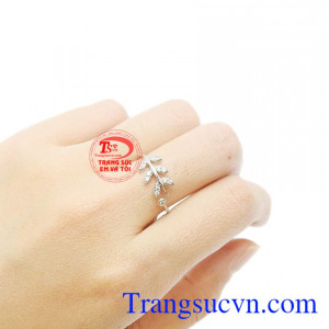 Nhẫn được chế tác từ vàng trắng 10k , sáng bóng, bền đẹp.