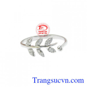 Nhẫn cành vàng lá ngọc vàng trắng mang thiết kế vô cùng tinh tế và sáng tạo.